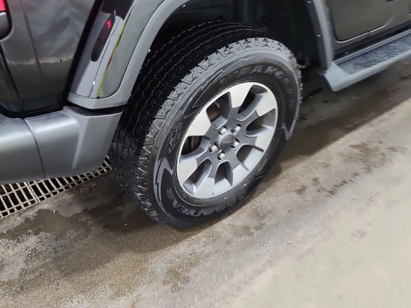 Right Rear Wheel/Tire Photo