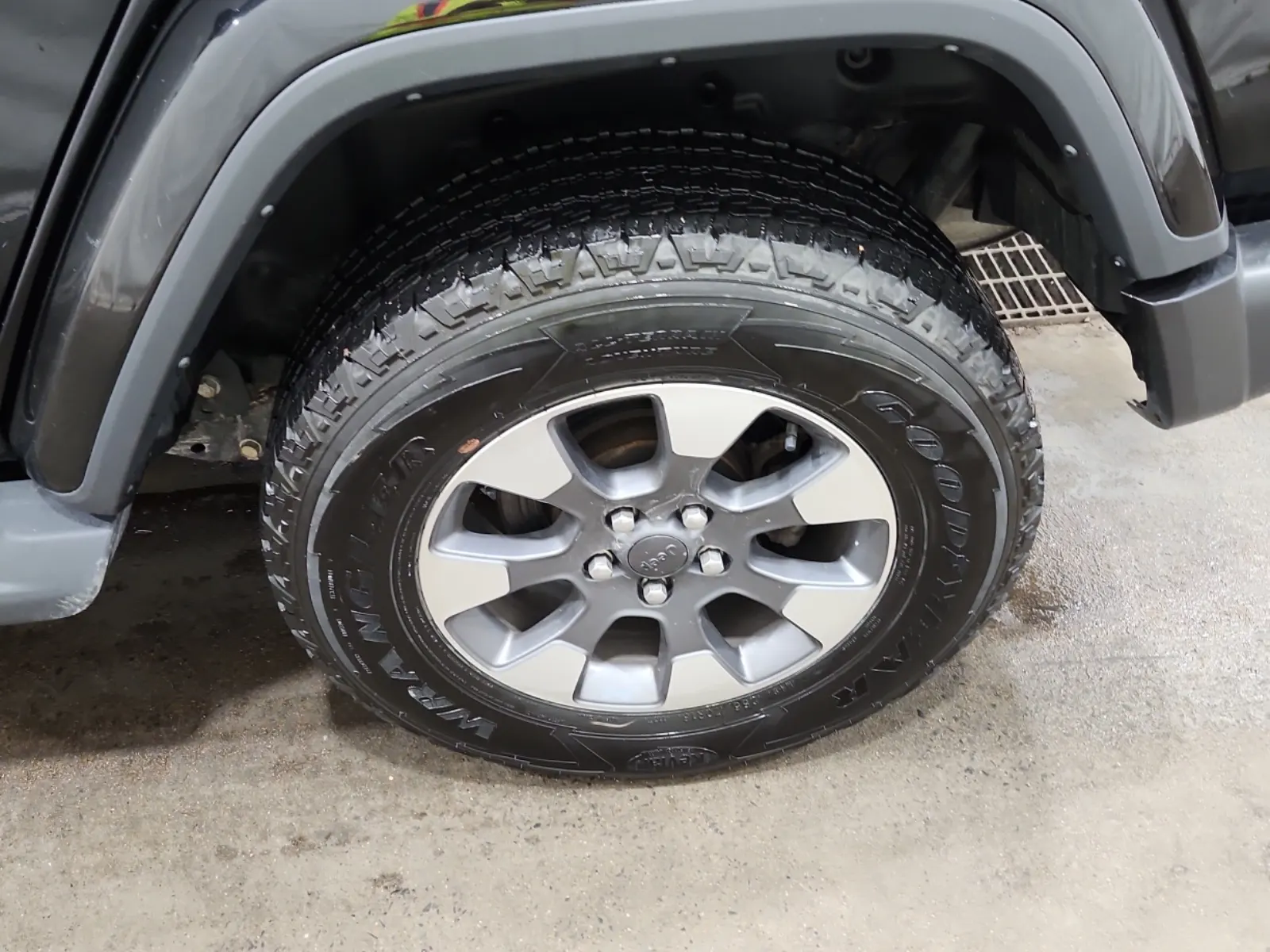 Left Rear Wheel/Tire Photo