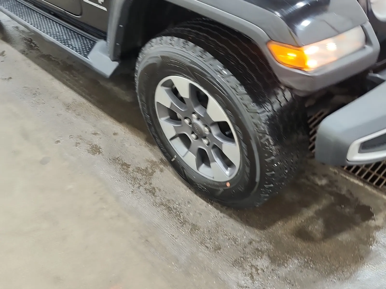 Right Front Wheel/Tire Photo