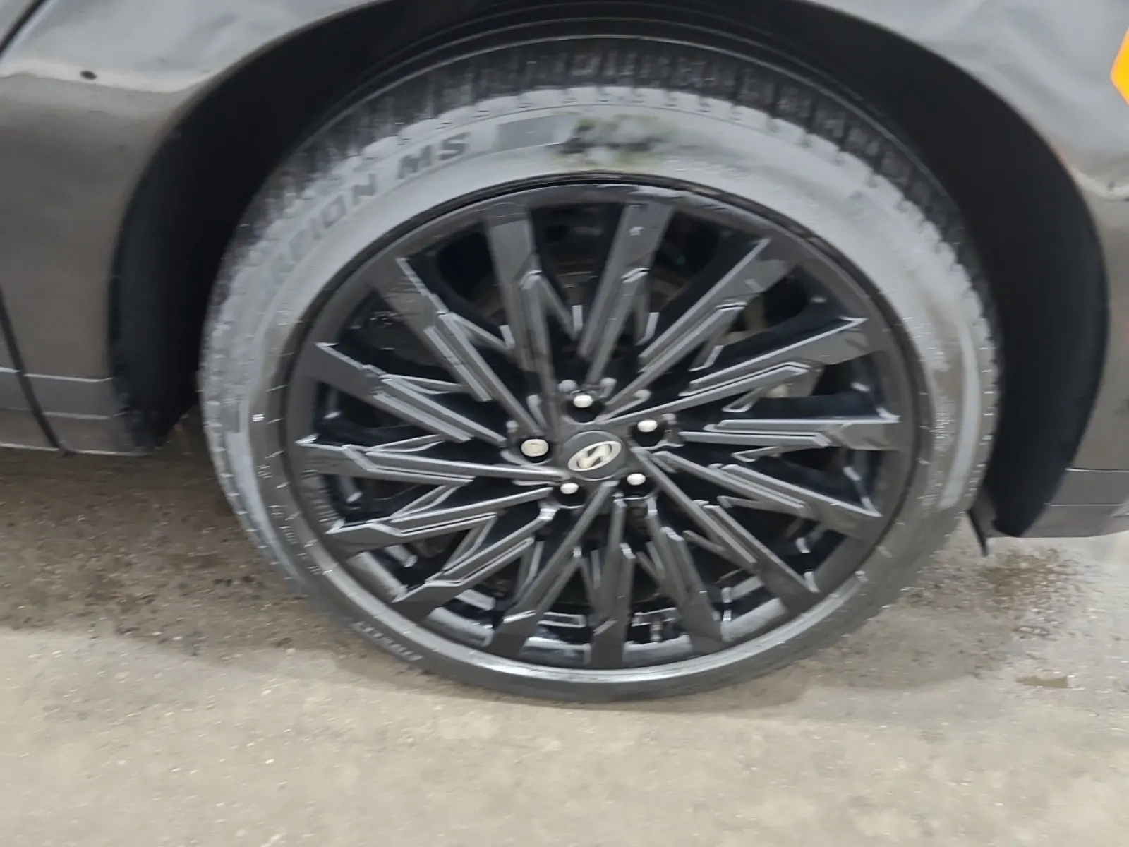 Right Front Wheel/Tire Photo