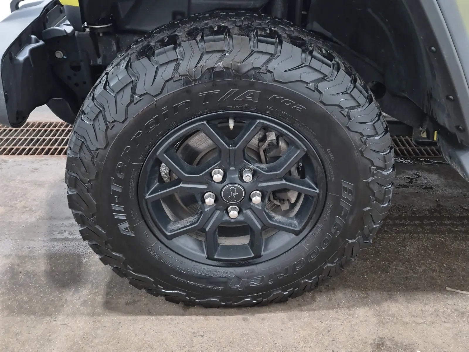 Front driver wheel/tire photo