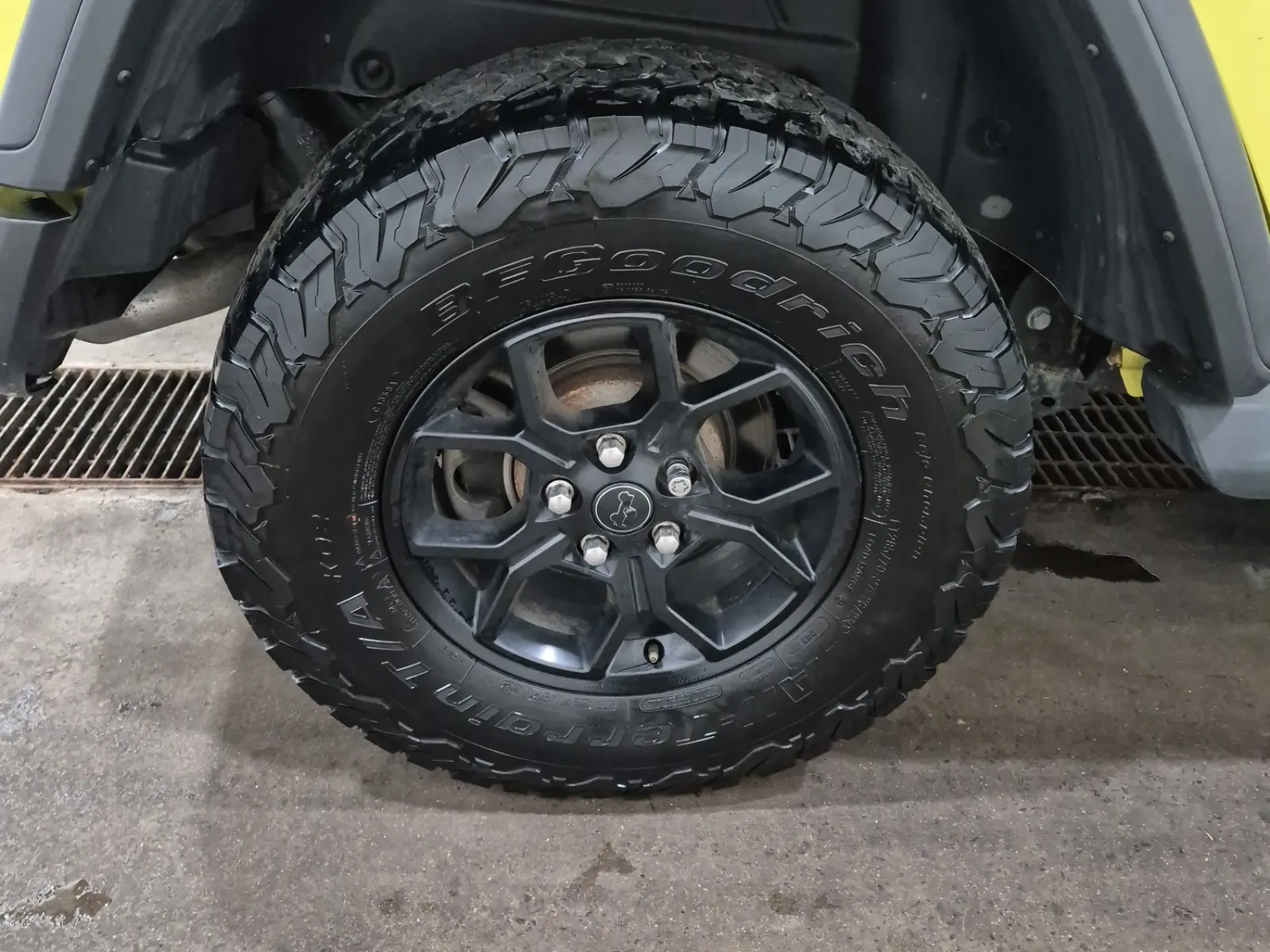 Right Rear Wheel/Tire Photo