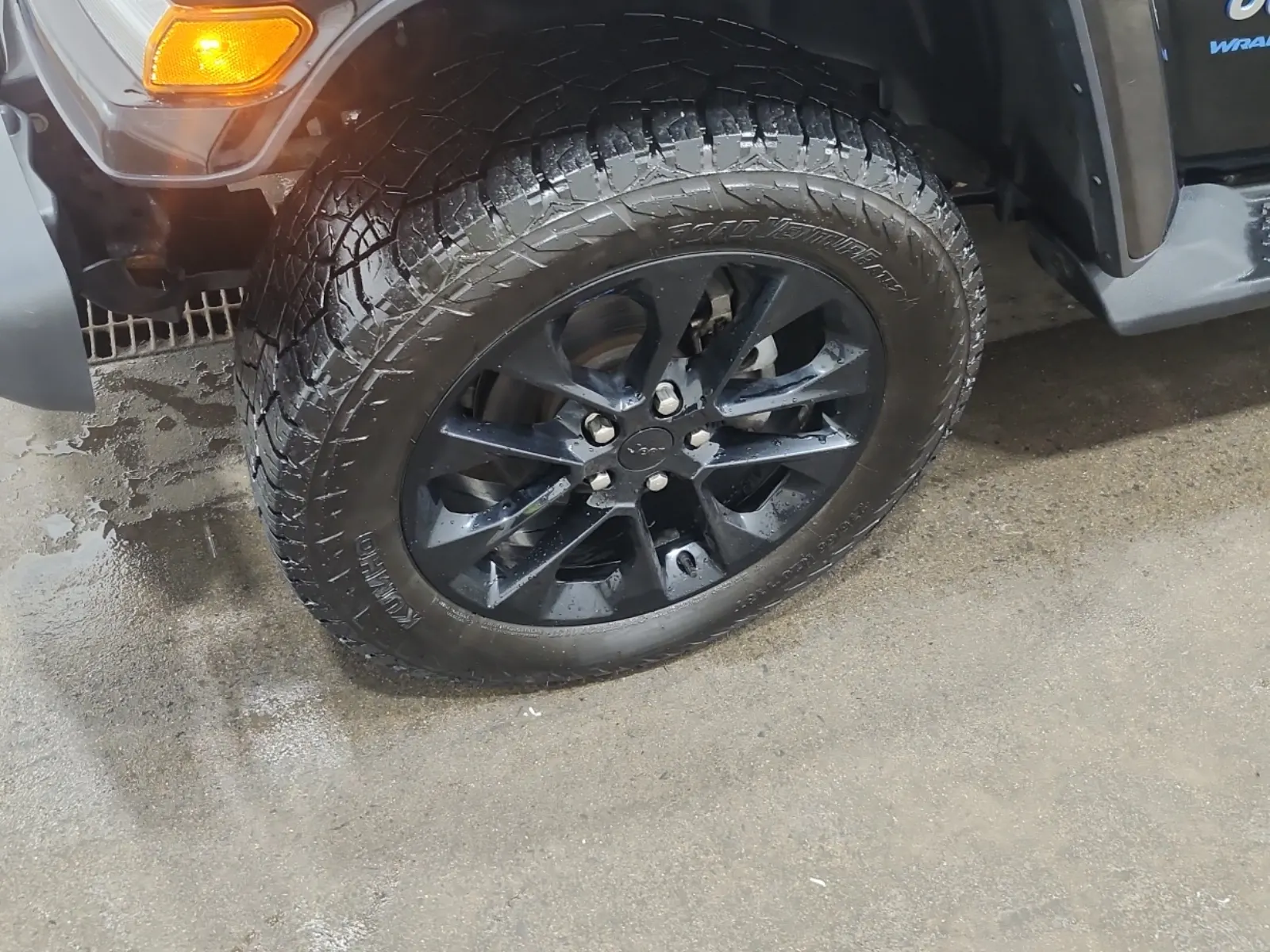 Front driver wheel/tire photo