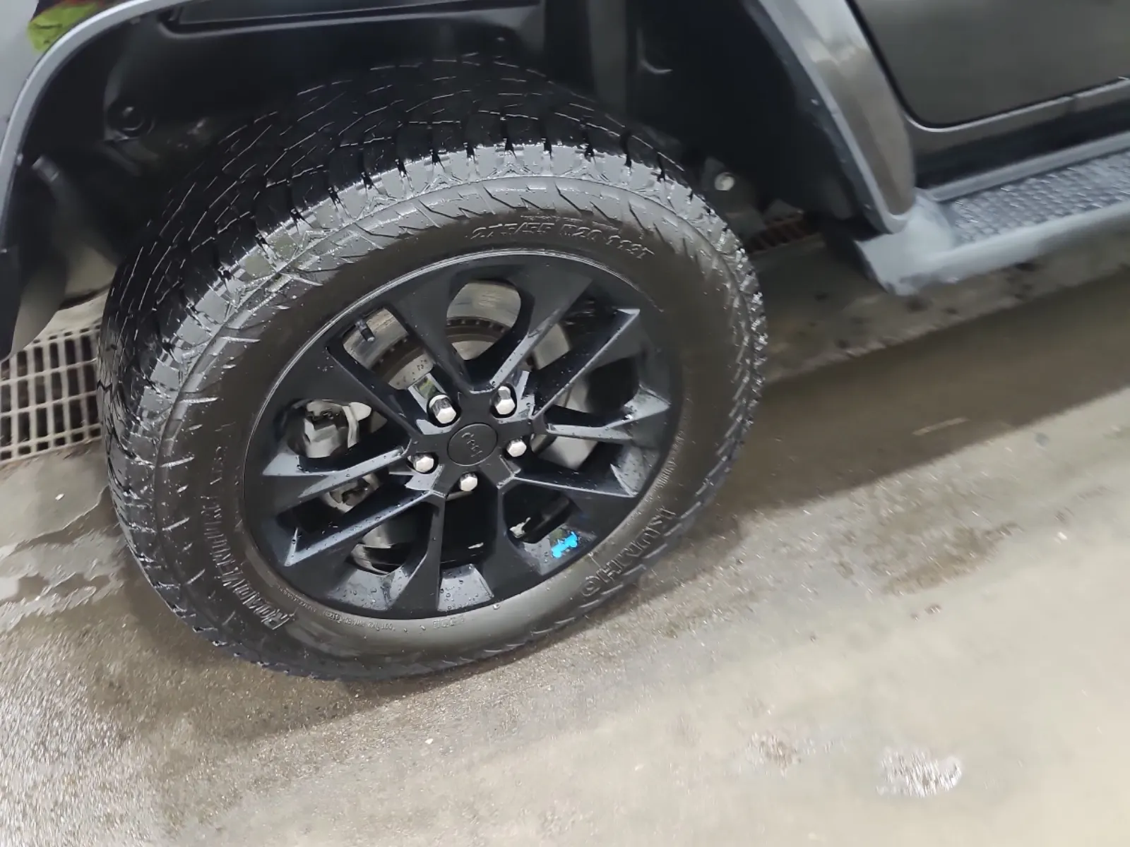 Right Rear Wheel/Tire Photo
