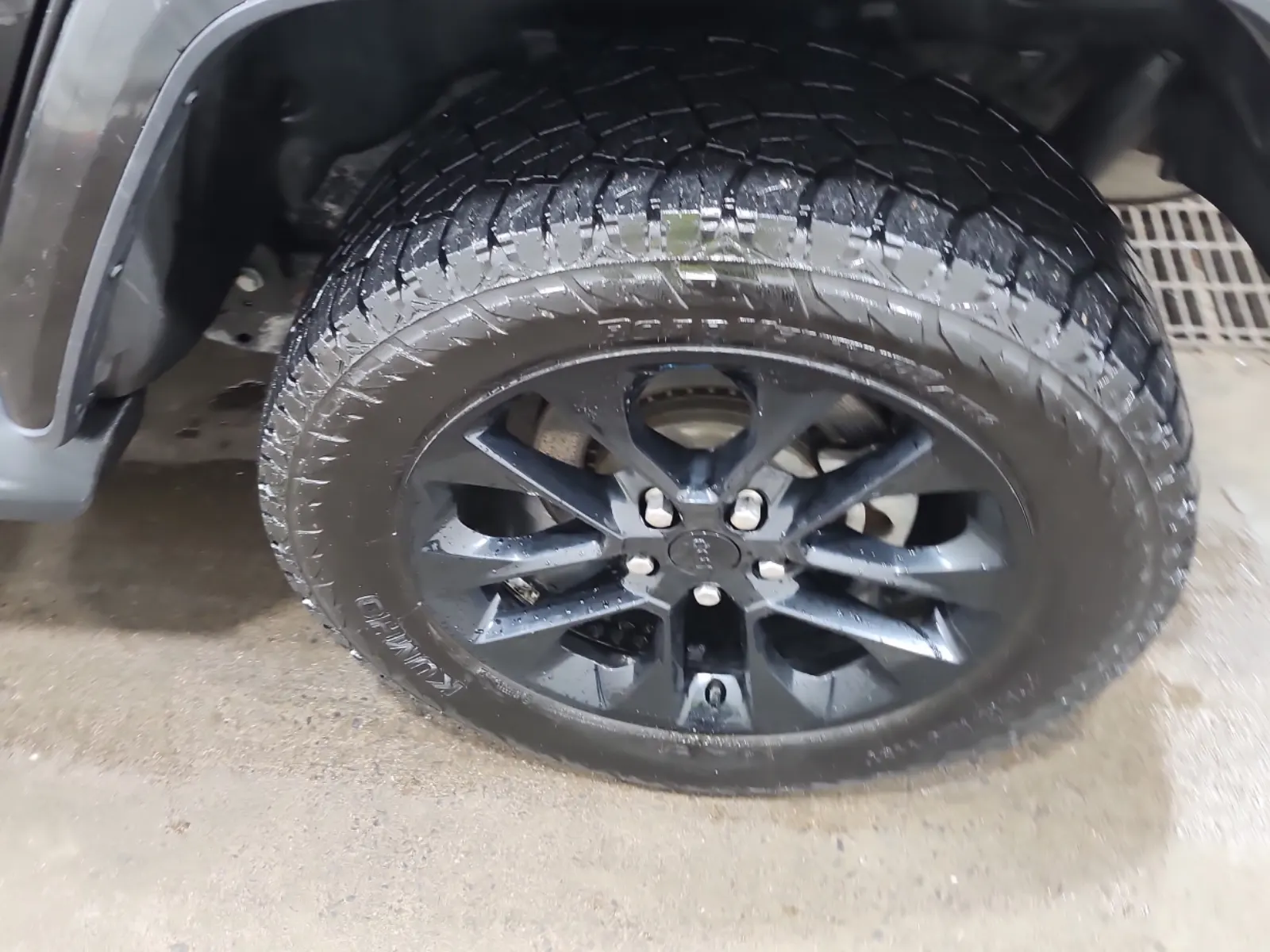Left Rear Wheel/Tire Photo