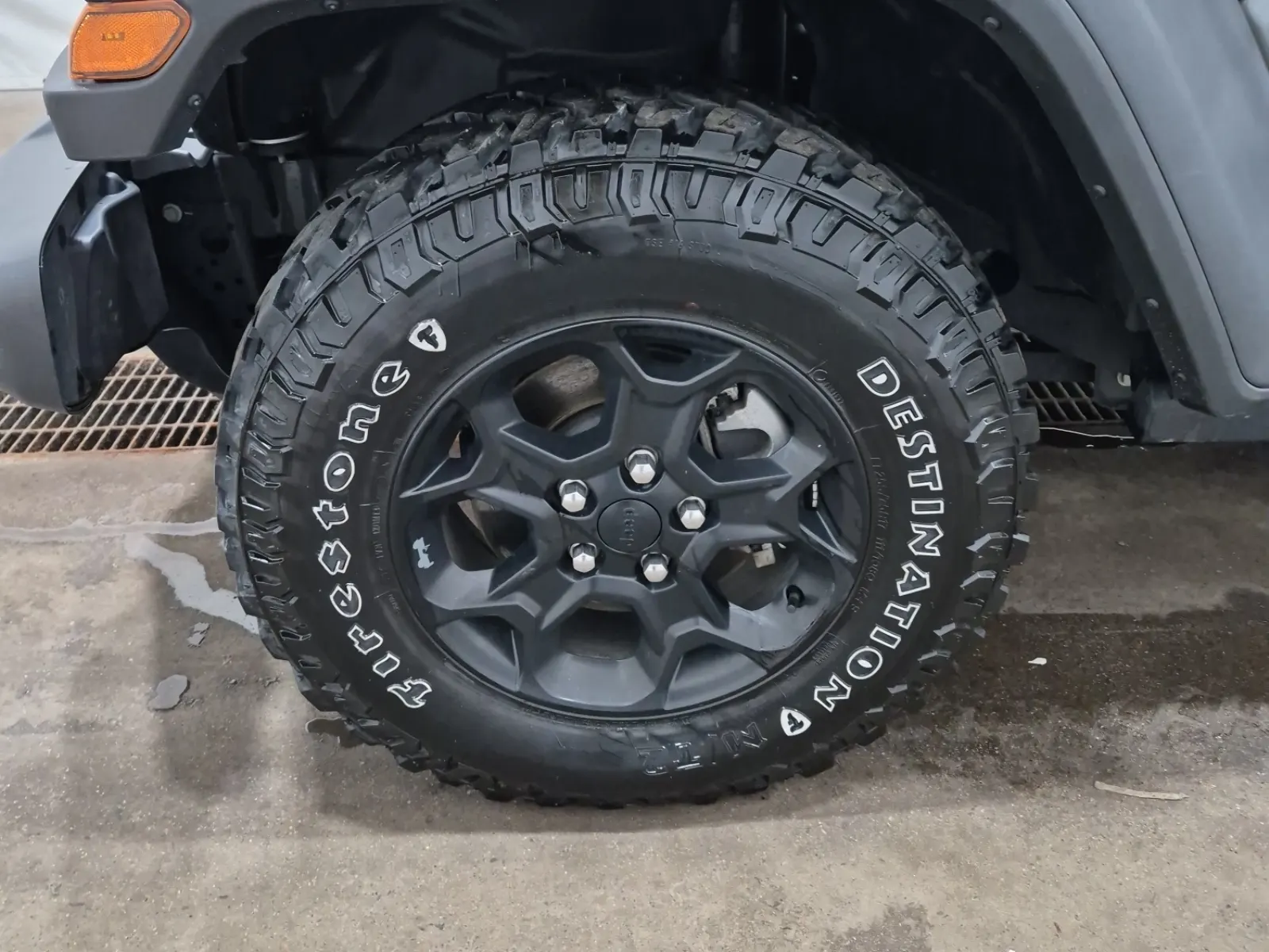 Front driver wheel/tire photo