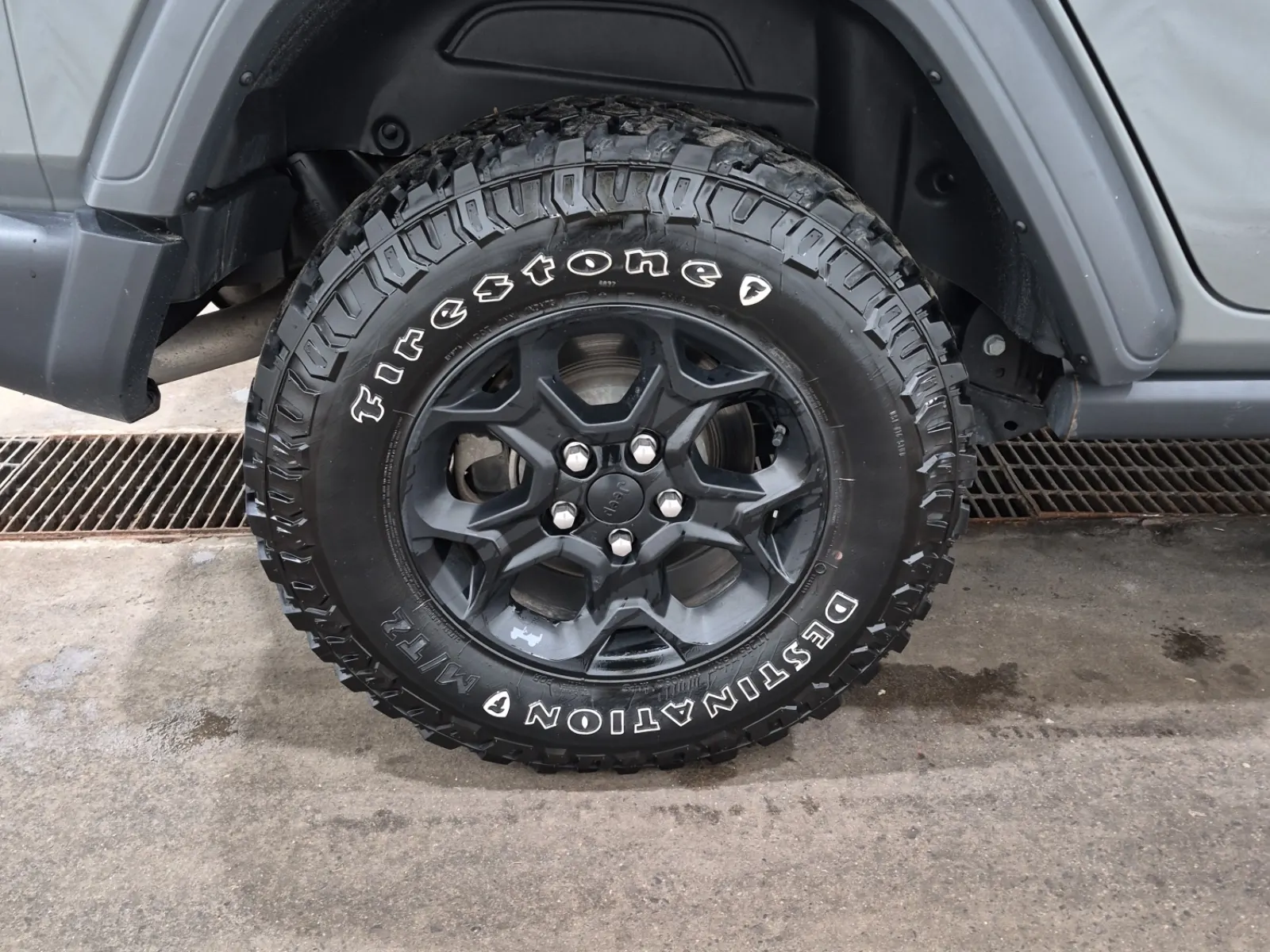 Right Rear Wheel/Tire Photo