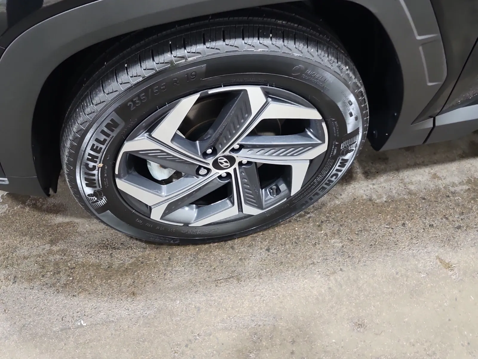 Front driver wheel/tire photo