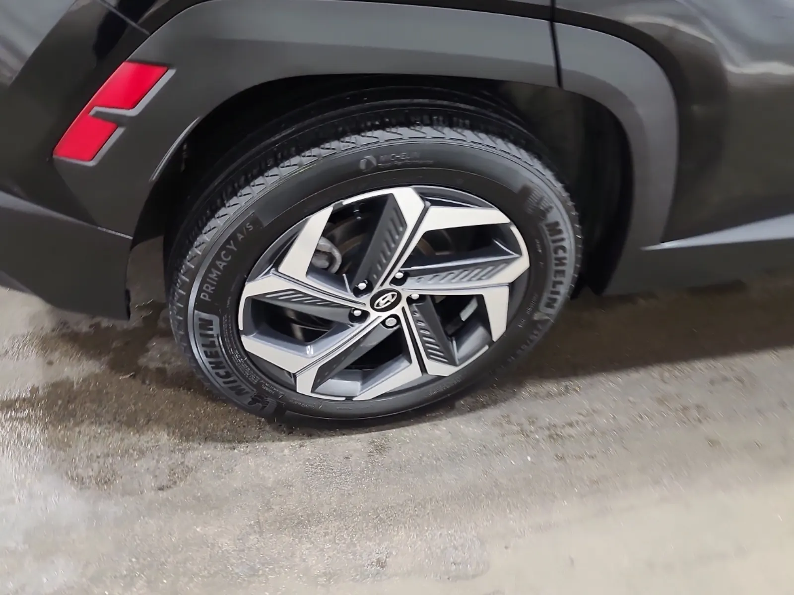 Right Rear Wheel/Tire Photo