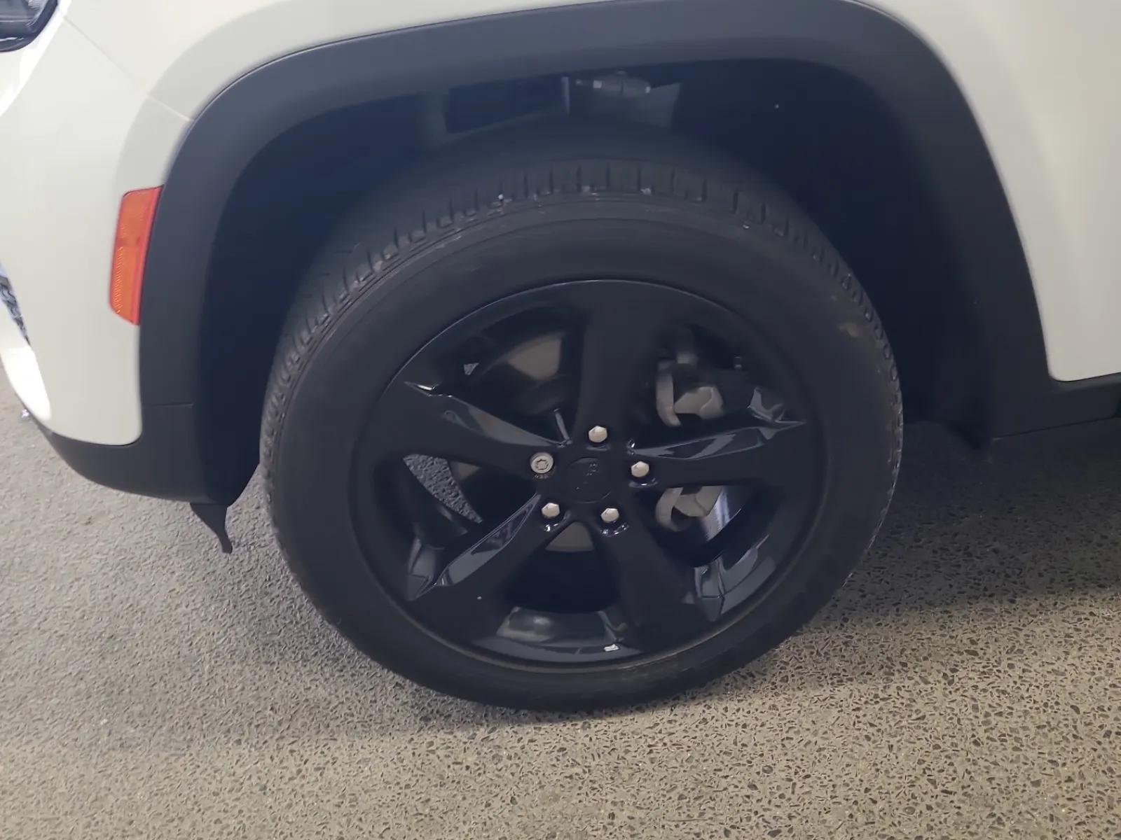 Front driver wheel/tire photo