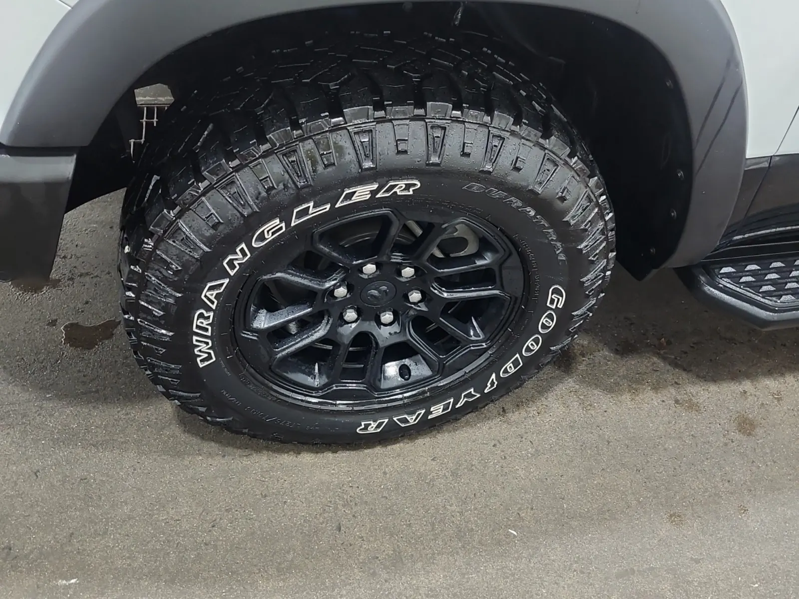 Front driver wheel/tire photo