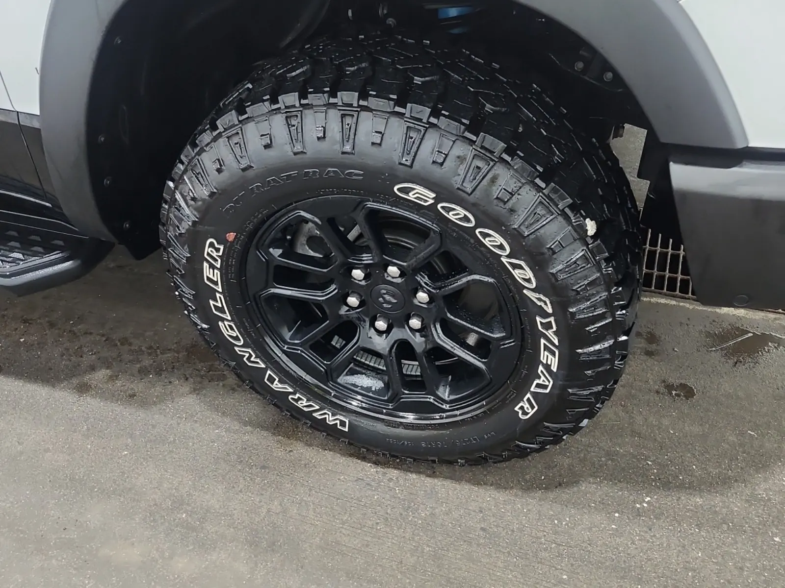 Right Front Wheel/Tire Photo