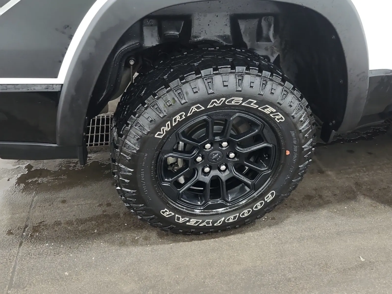 Right Rear Wheel/Tire Photo