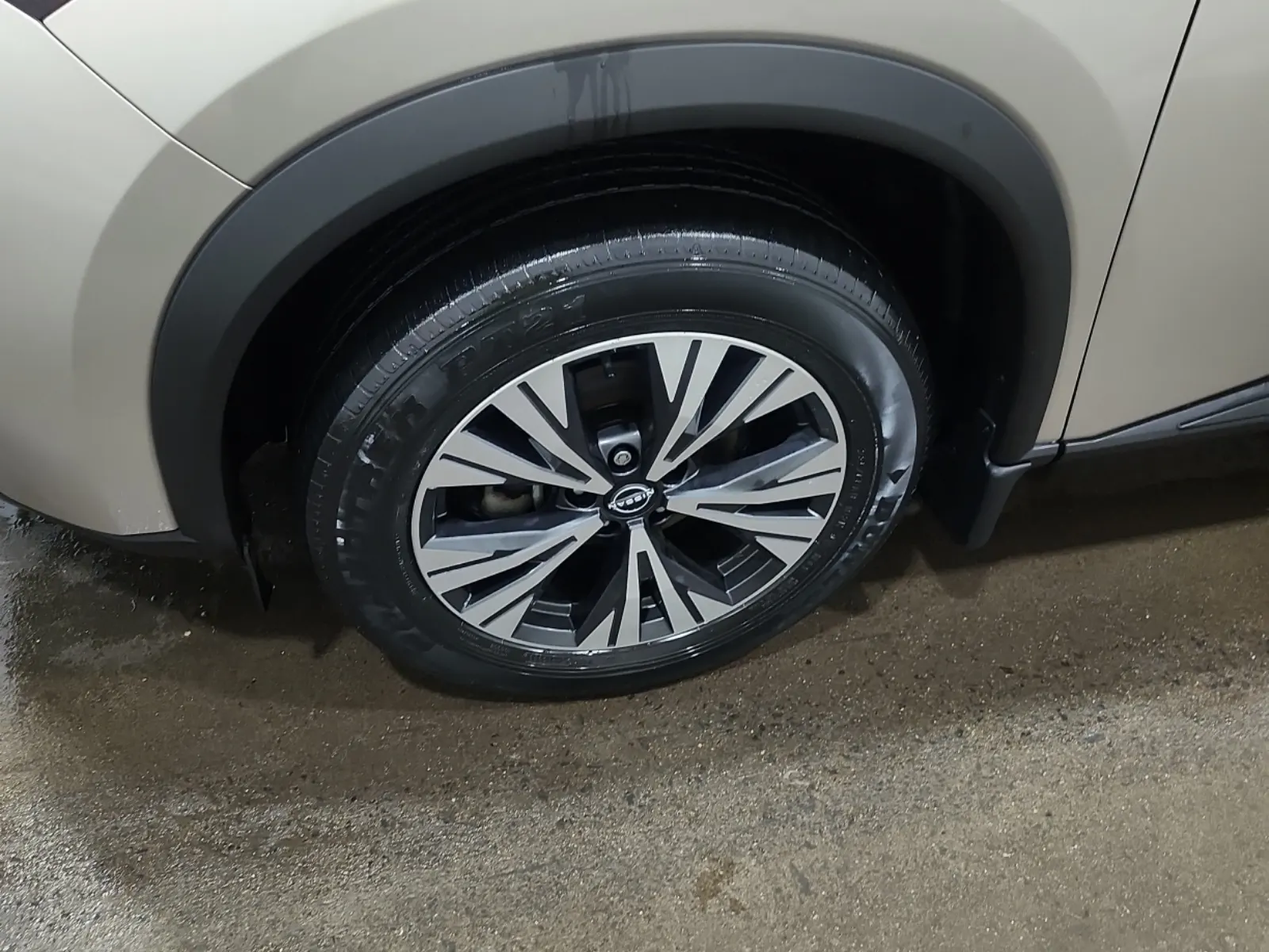 Front driver wheel/tire photo