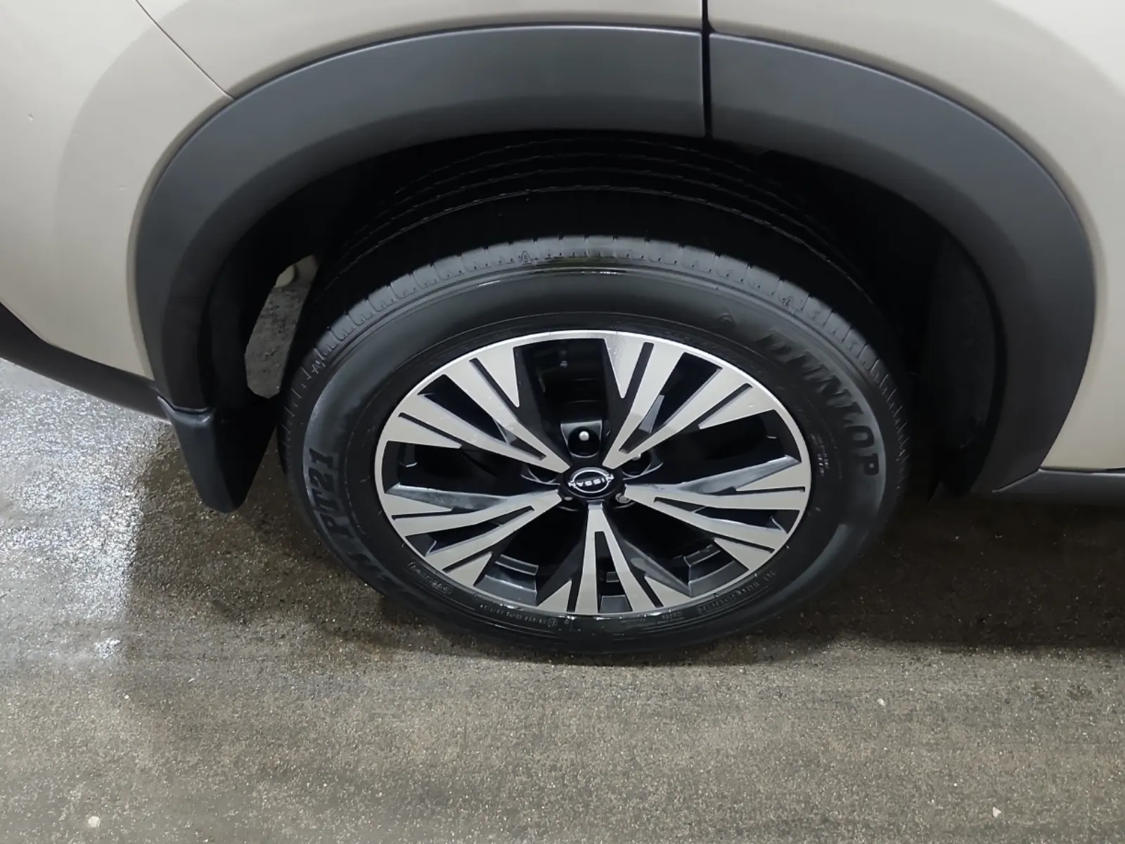 Right Rear Wheel/Tire Photo