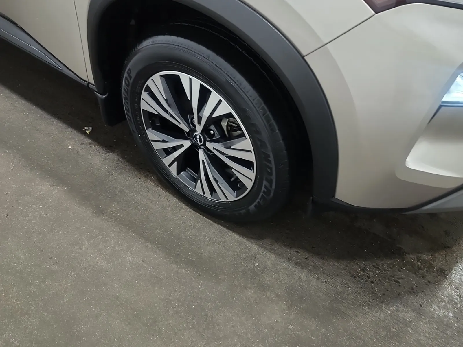 Right Front Wheel/Tire Photo
