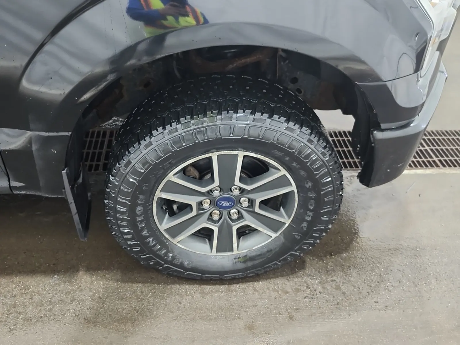 Right Front Wheel/Tire Photo