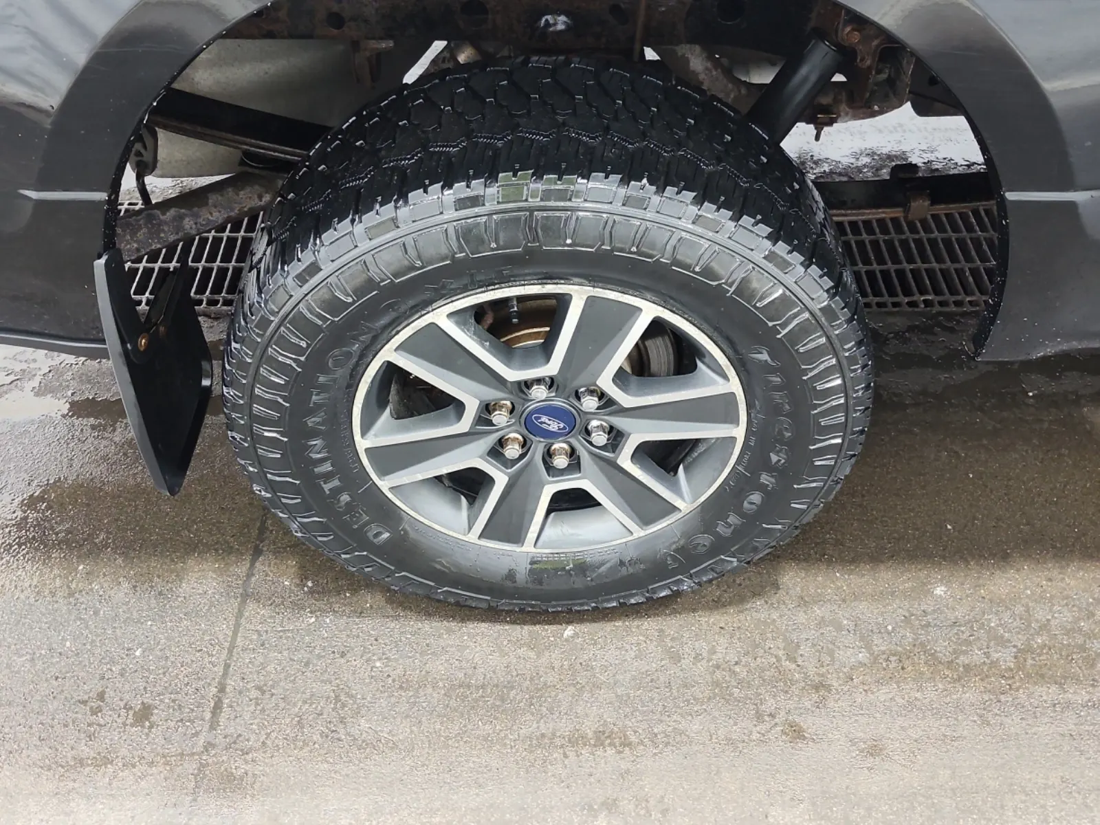 Right Rear Wheel/Tire Photo
