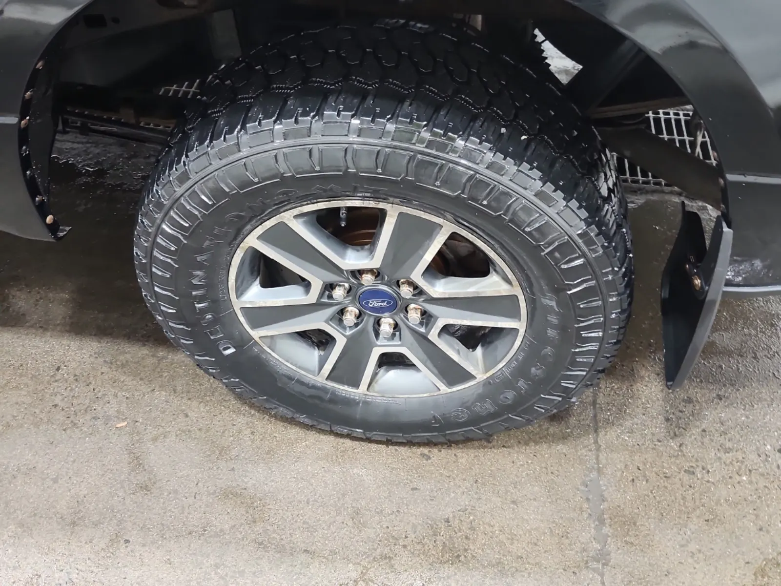 Left Rear Wheel/Tire Photo