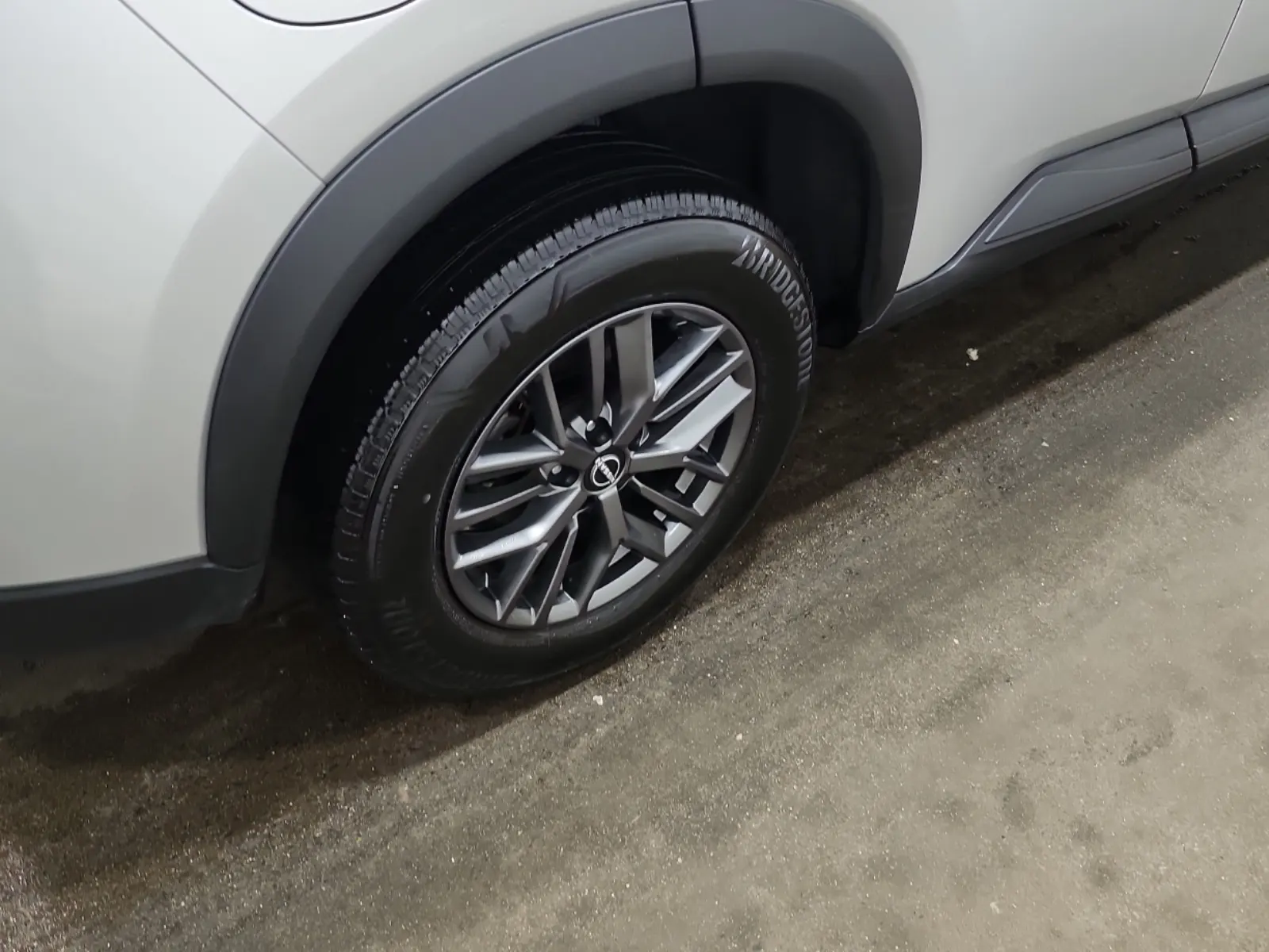 Right Rear Wheel/Tire Photo