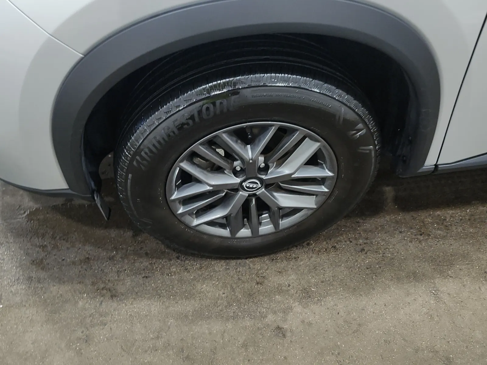 Front driver wheel/tire photo