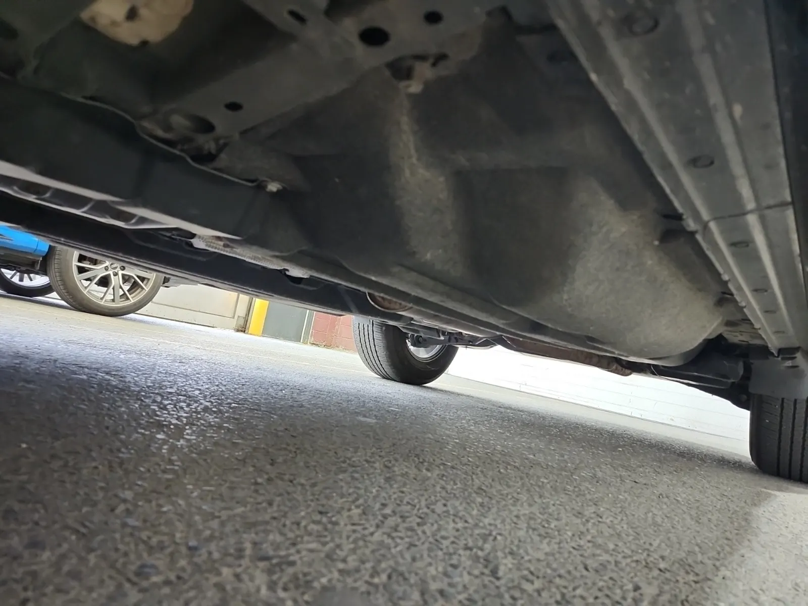 Undercarriage - Driver Photo