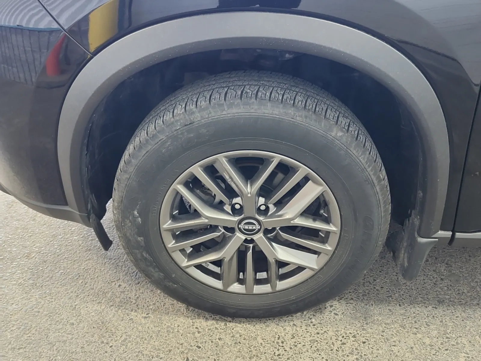 Front driver wheel/tire photo