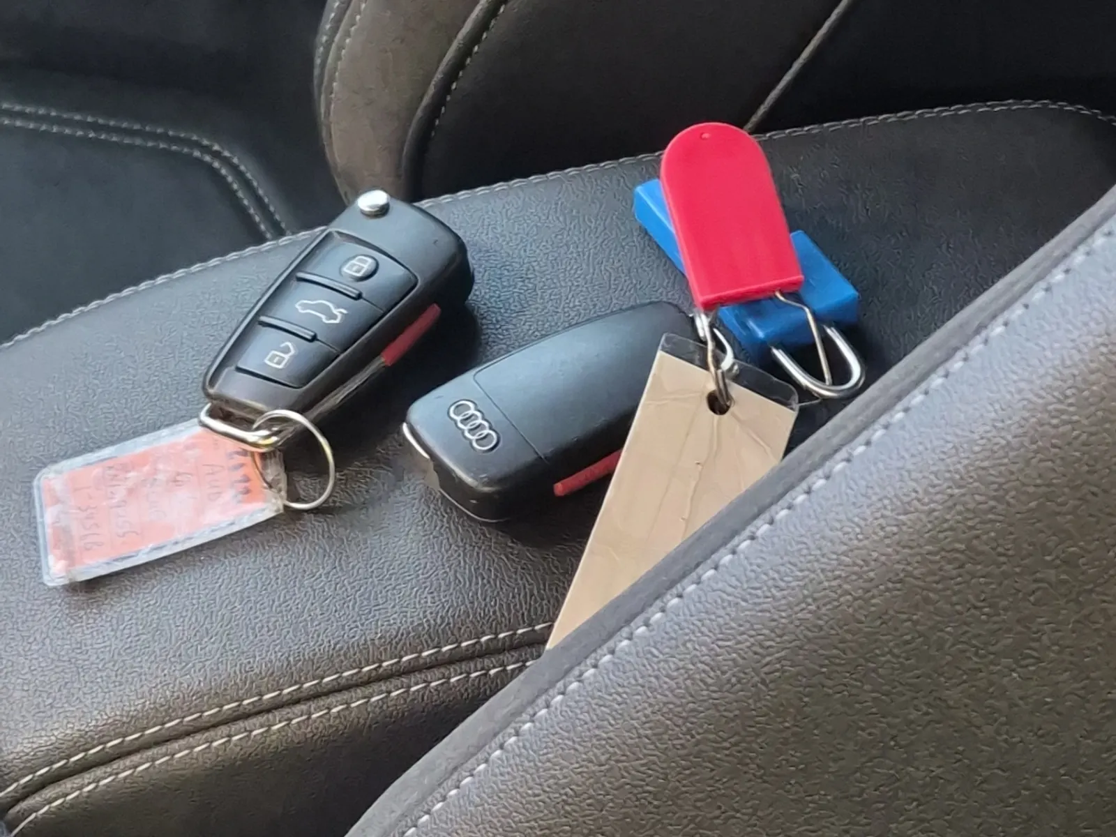 Keys/Fobs/Manual Photo