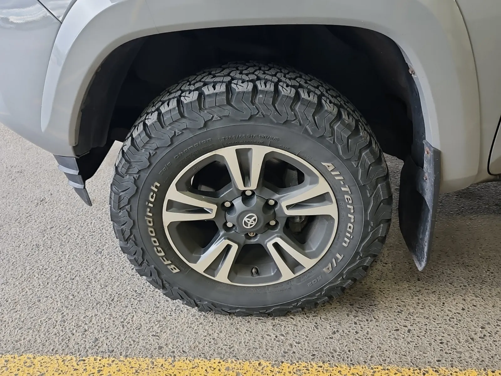 Front driver wheel/tire photo