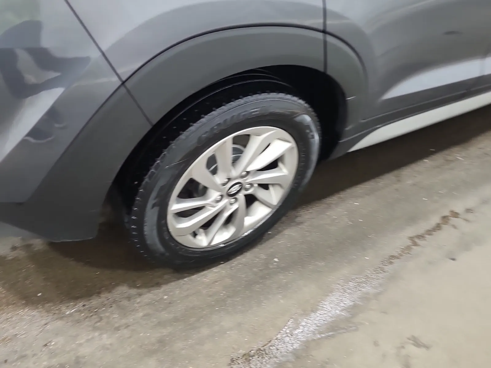 Right Rear Wheel/Tire Photo