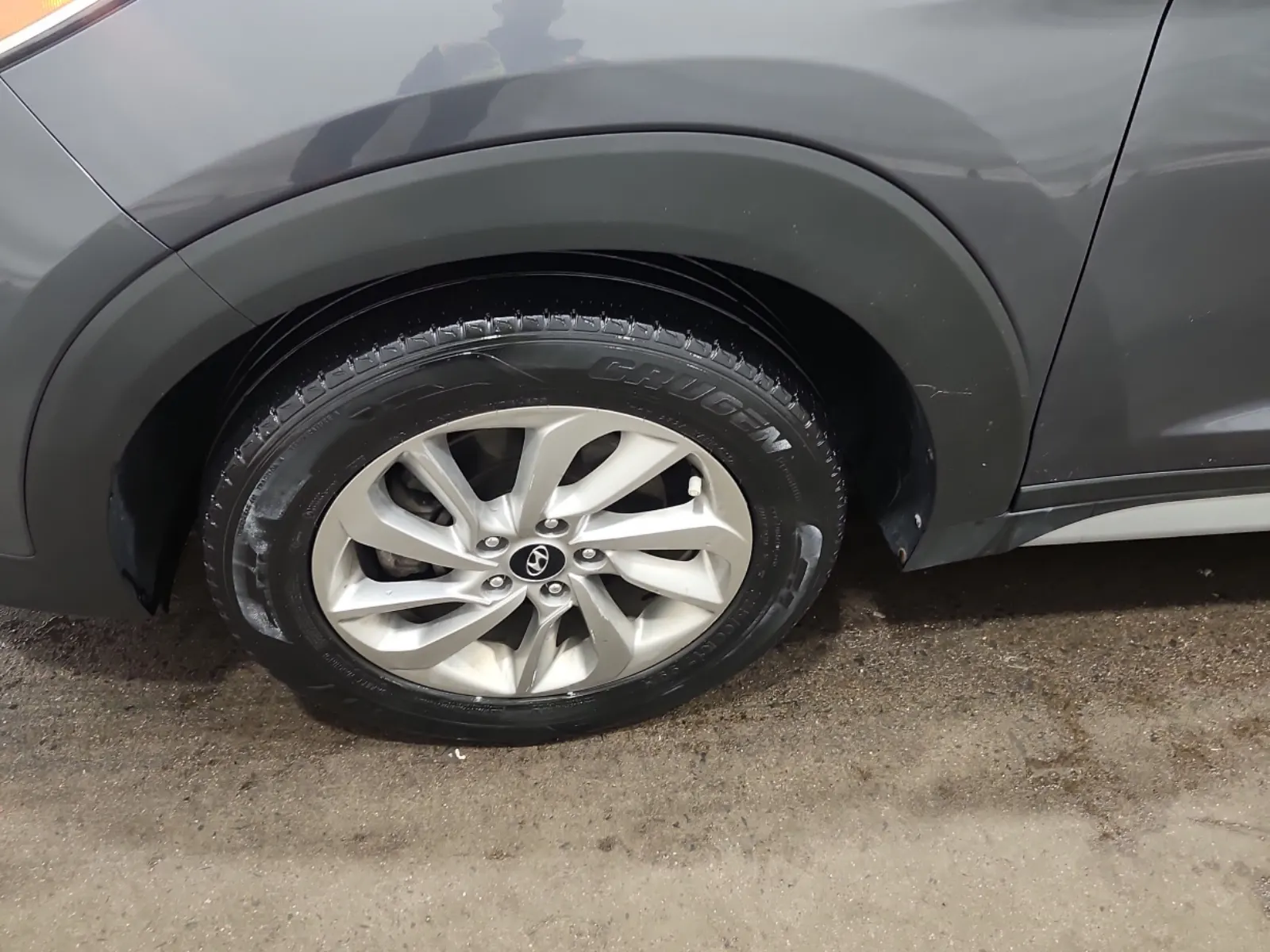 Front driver wheel/tire photo