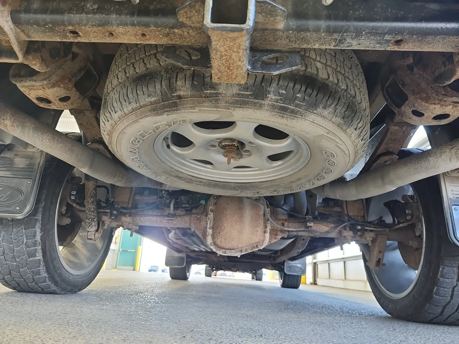 Undercarriage - Rear Photo