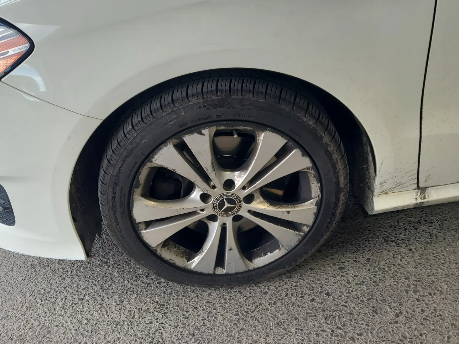 Front driver wheel/tire photo