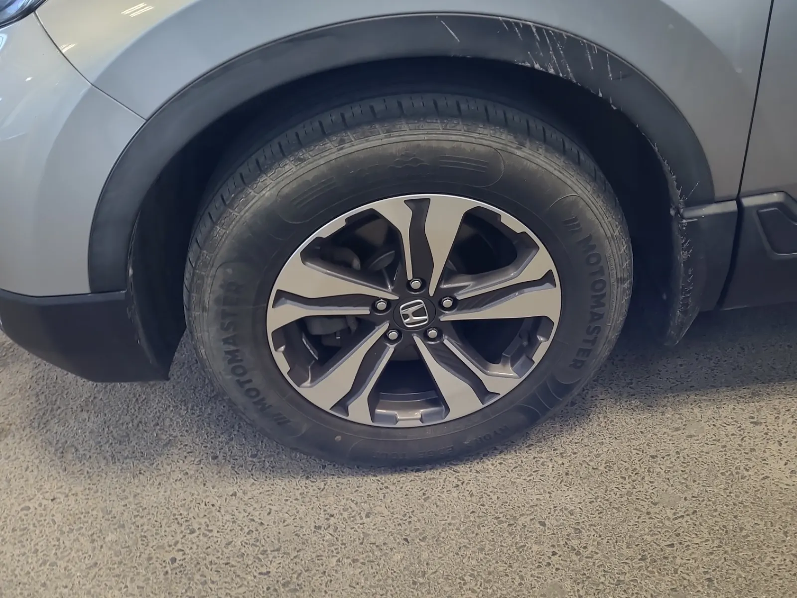Front driver wheel/tire photo
