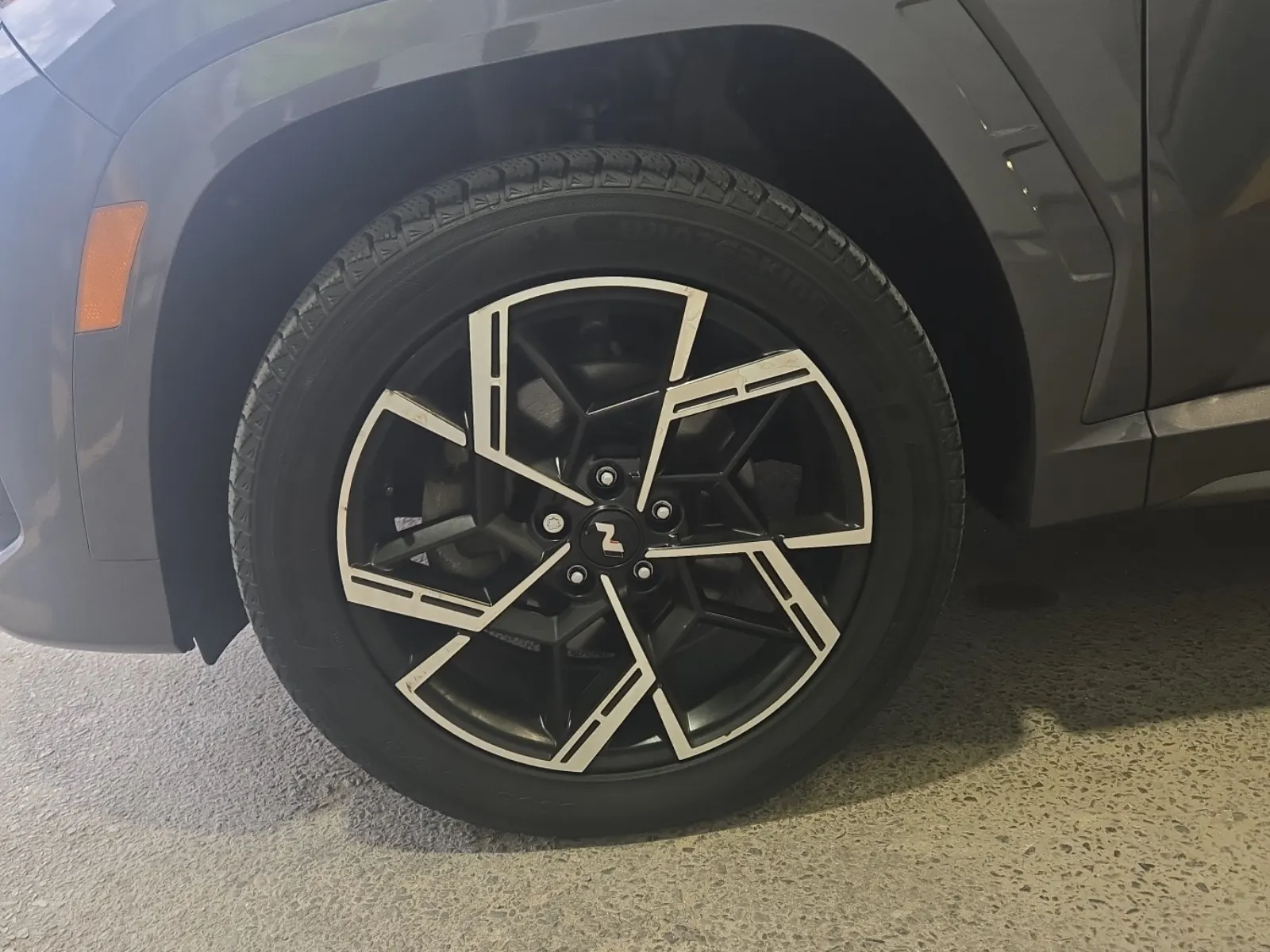 Front driver wheel/tire photo