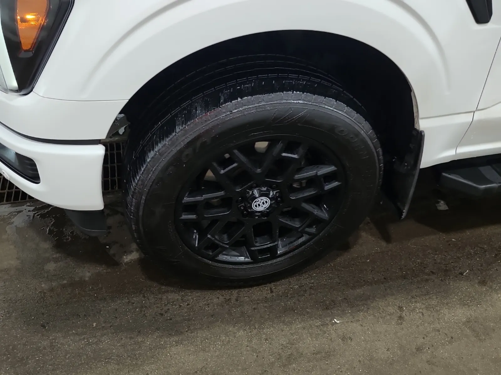 Front driver wheel/tire photo