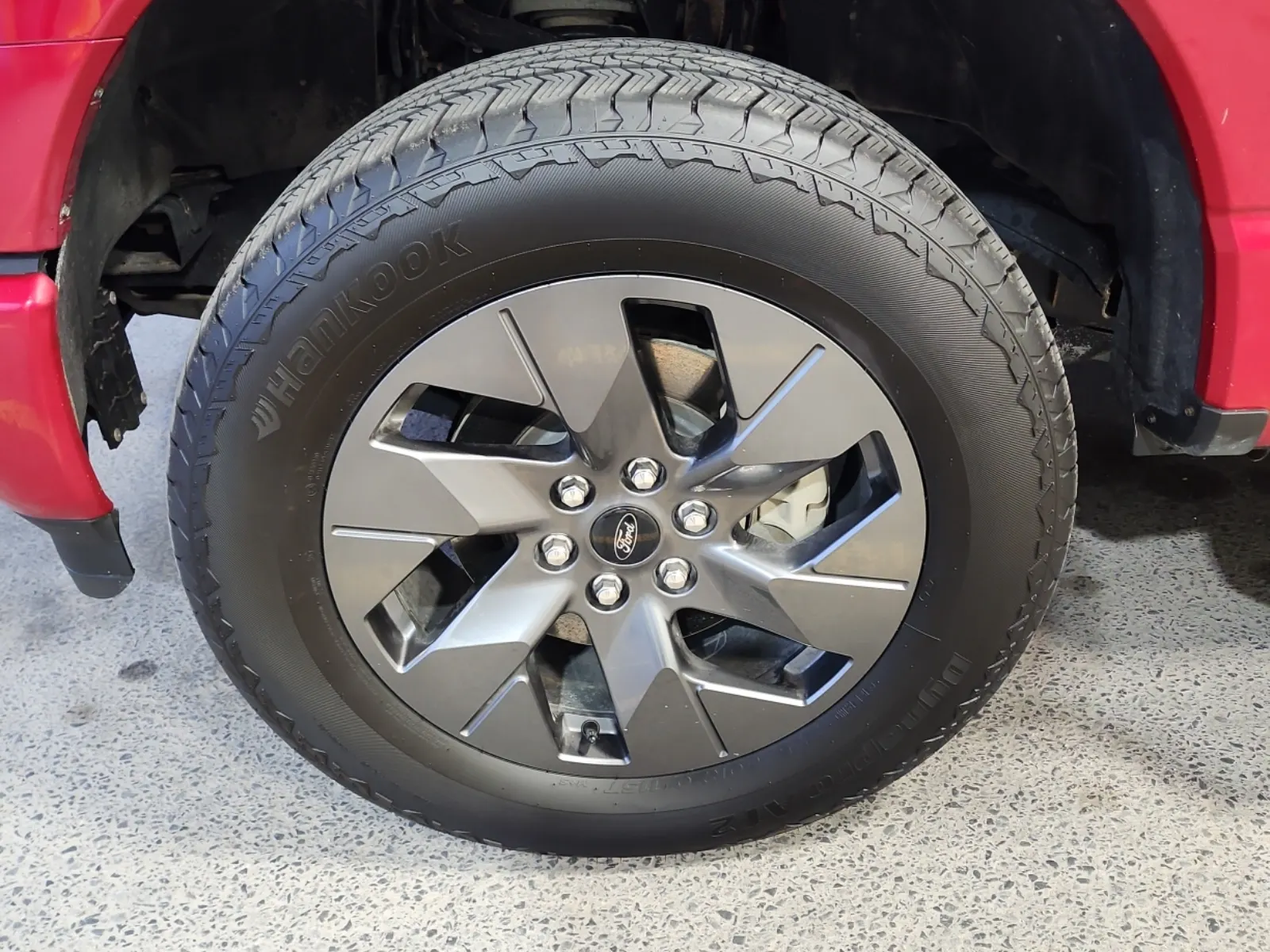 Front driver wheel/tire photo