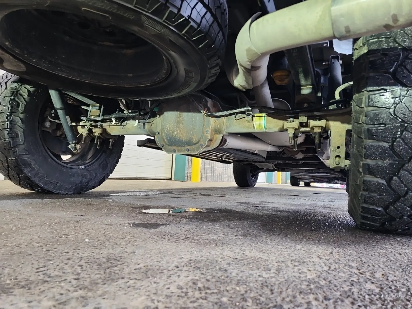 Undercarriage - Rear Photo