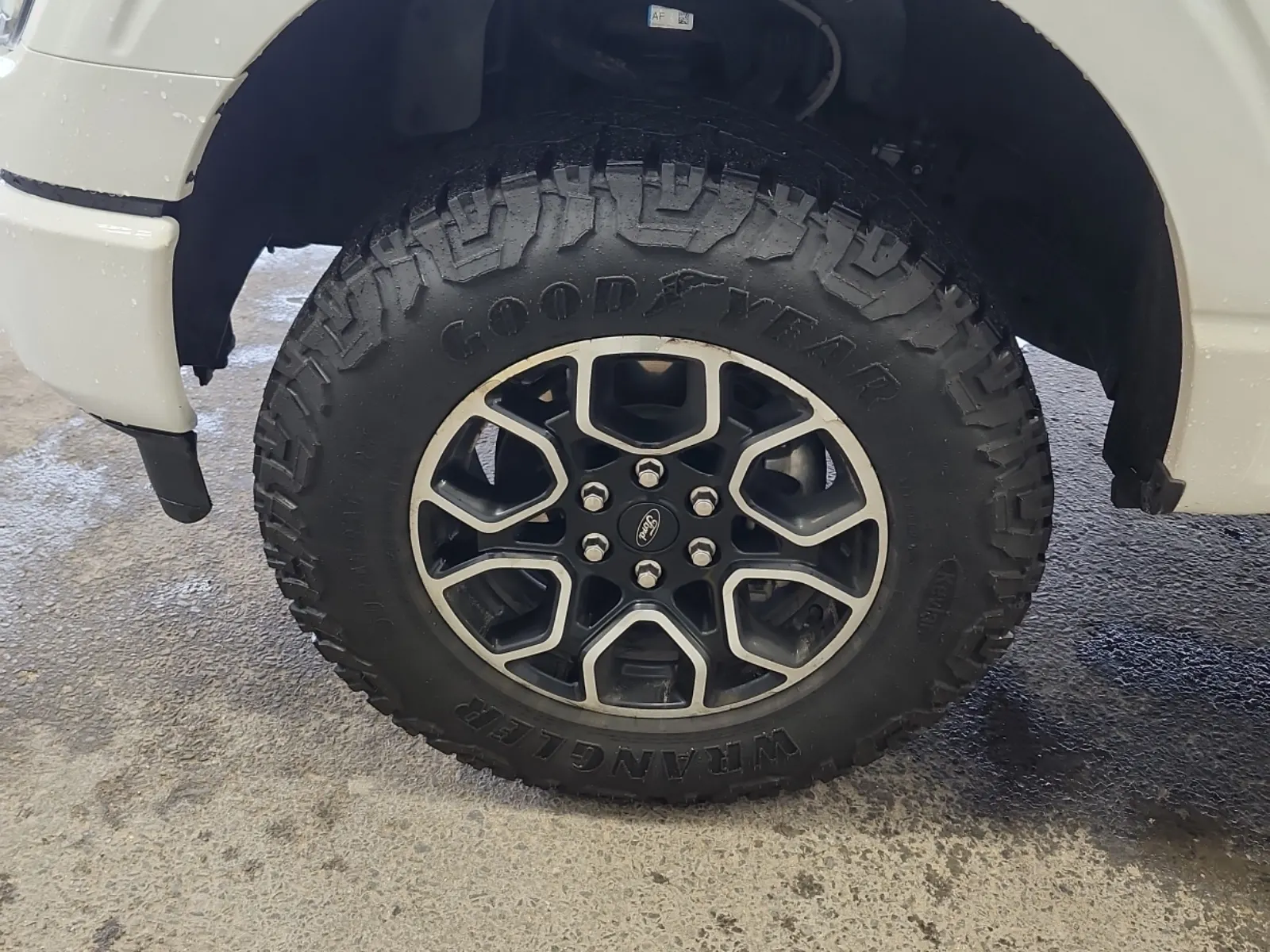 Front driver wheel/tire photo