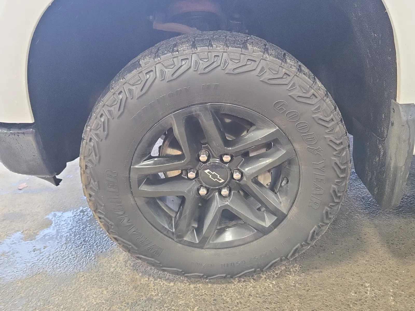 Front driver wheel/tire photo