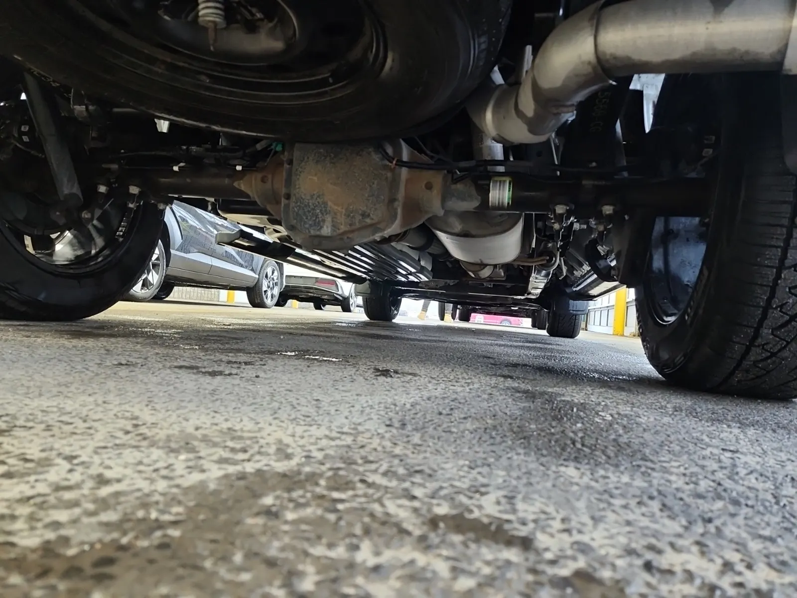 Undercarriage - Rear Photo