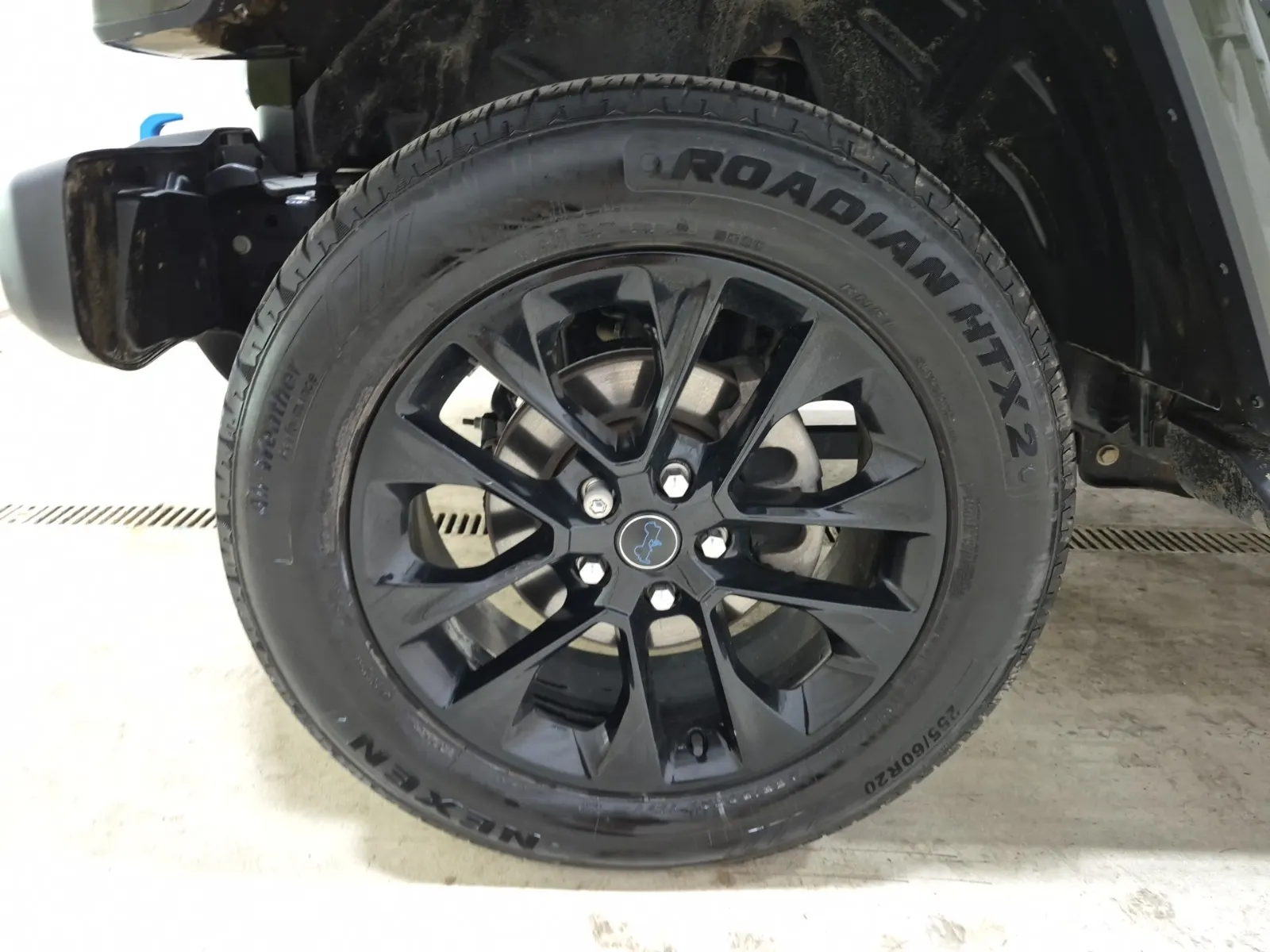 Front driver wheel/tire photo