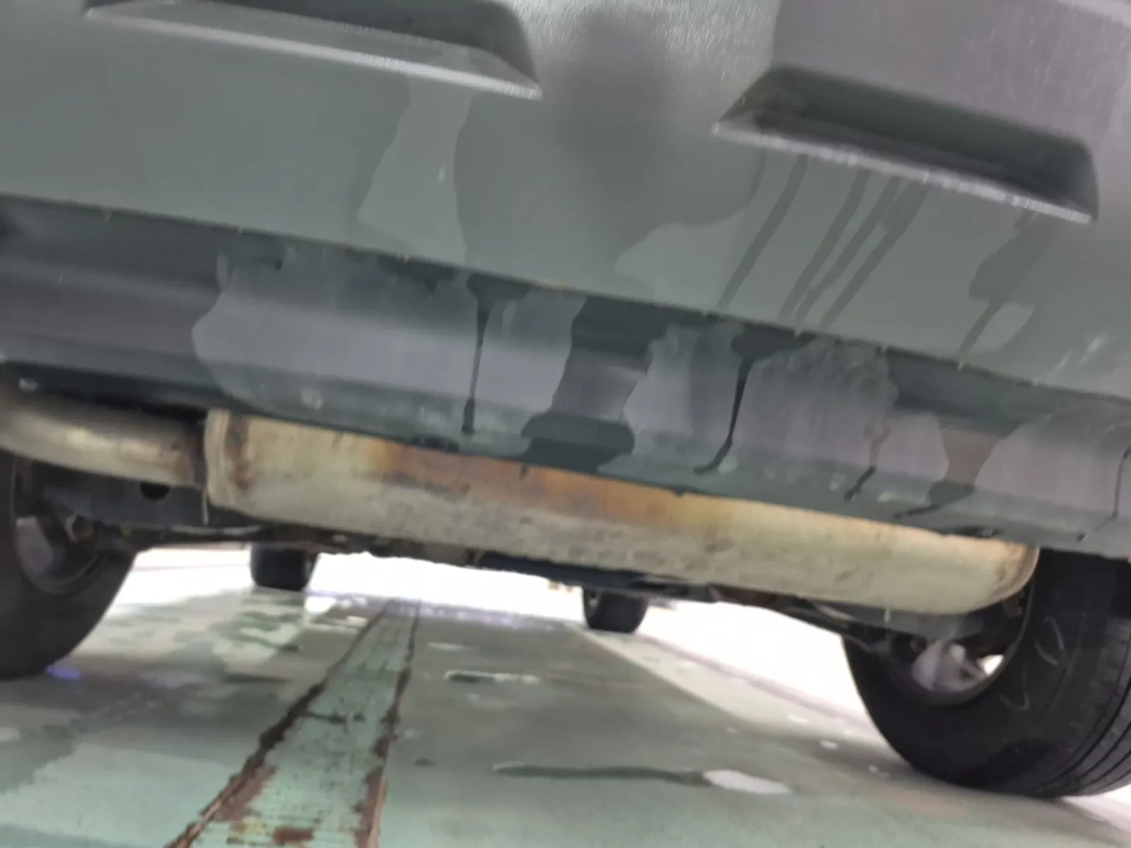 Undercarriage - Rear Photo