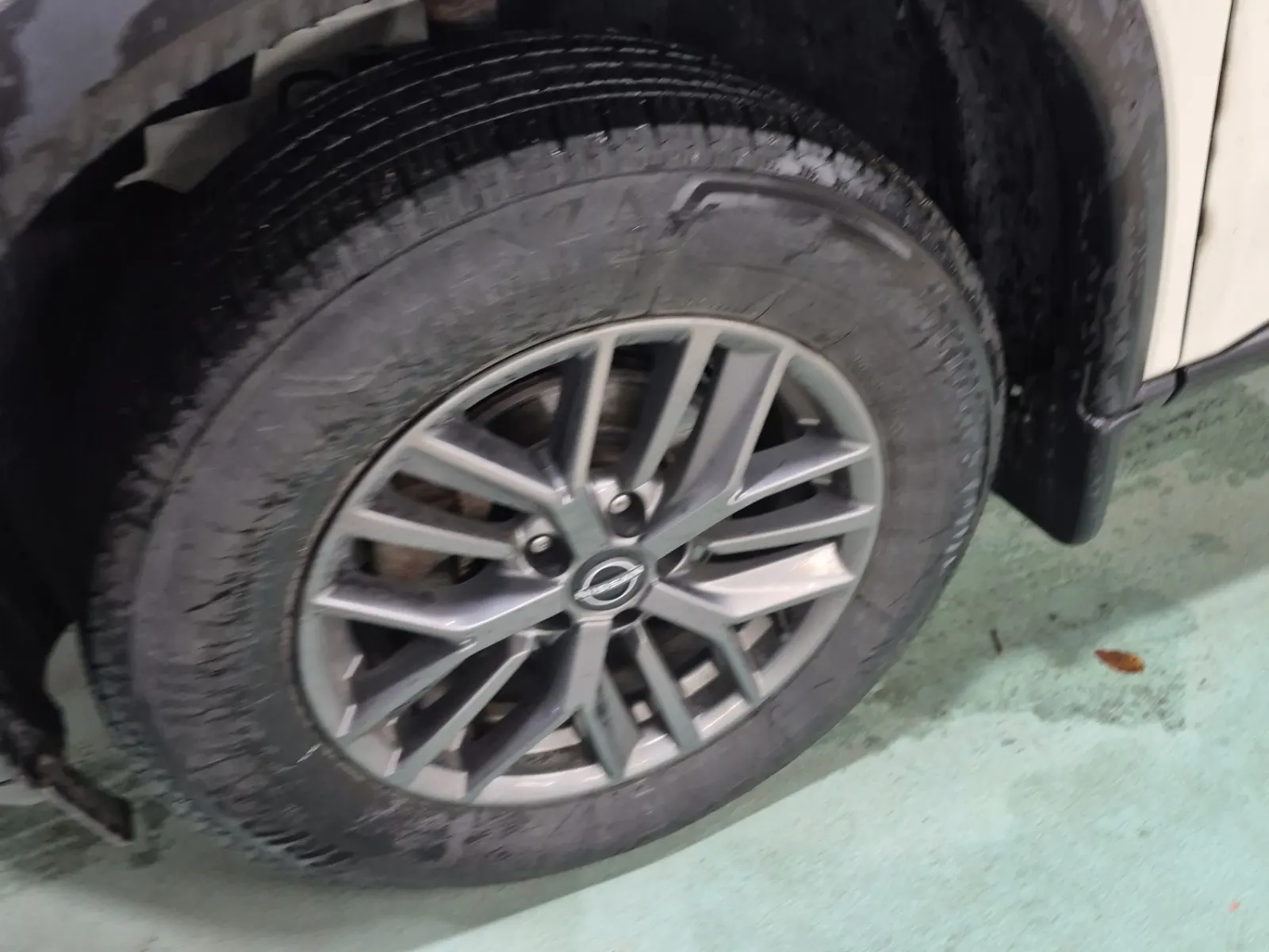 Front driver wheel/tire photo