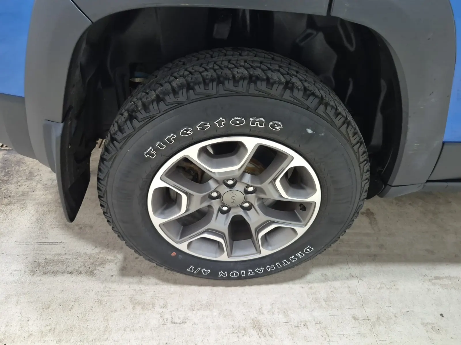 Right Rear Wheel/Tire Photo
