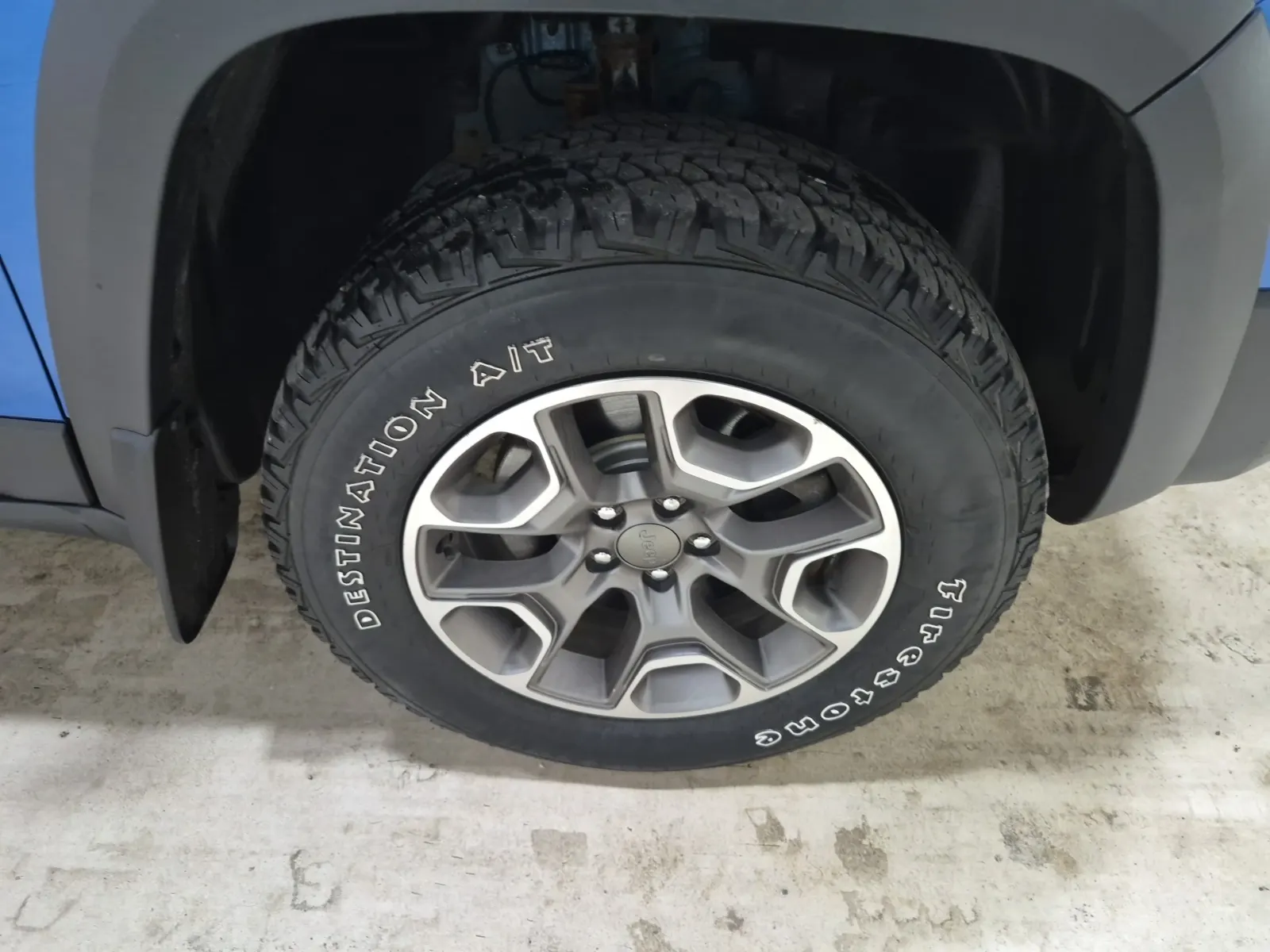 Right Front Wheel/Tire Photo
