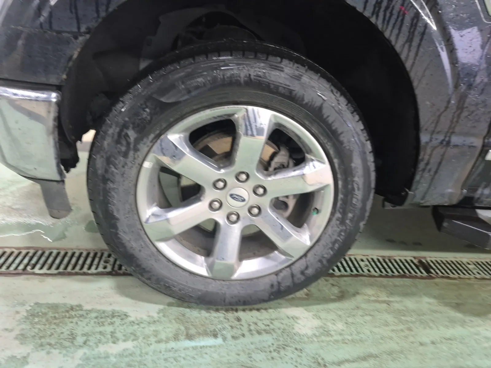 Front driver wheel/tire photo