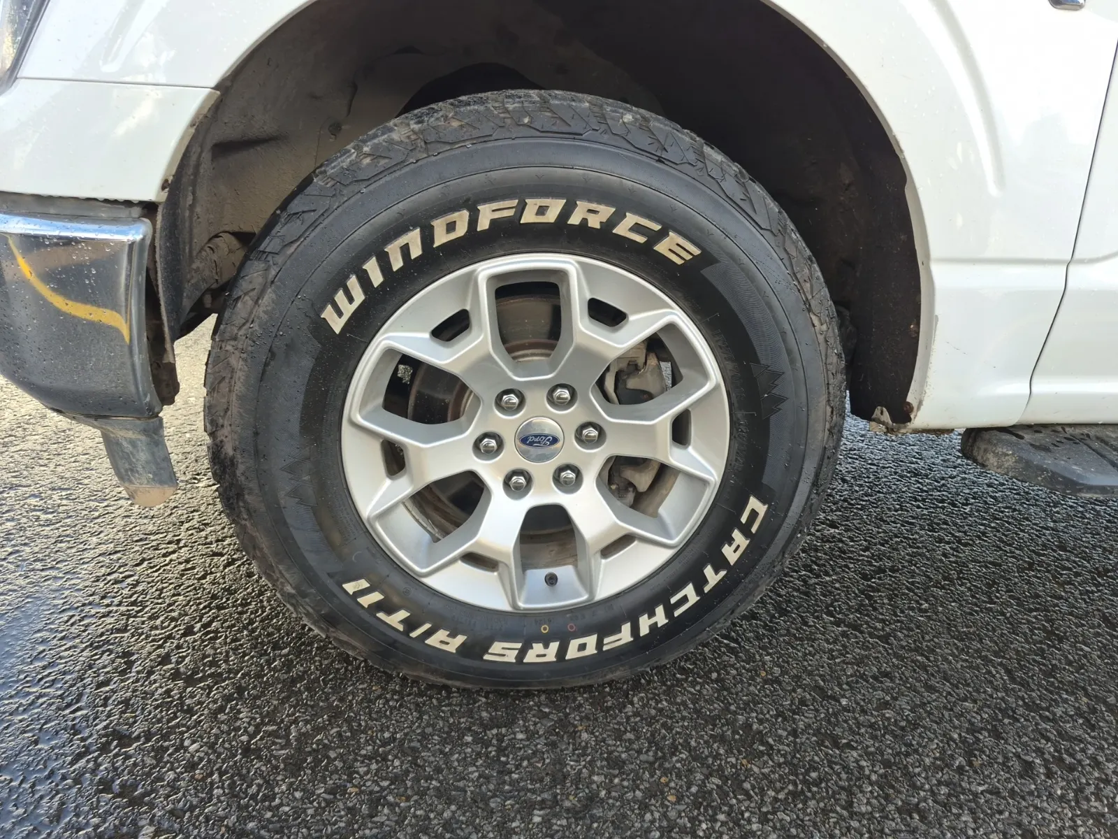 Front driver wheel/tire photo