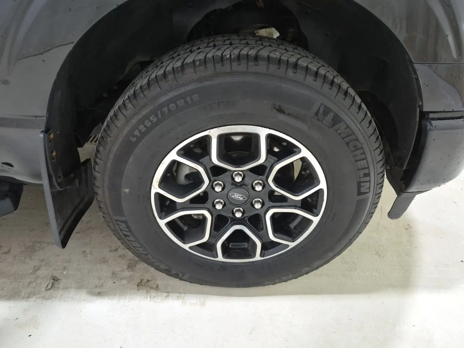 Right Front Wheel/Tire Photo
