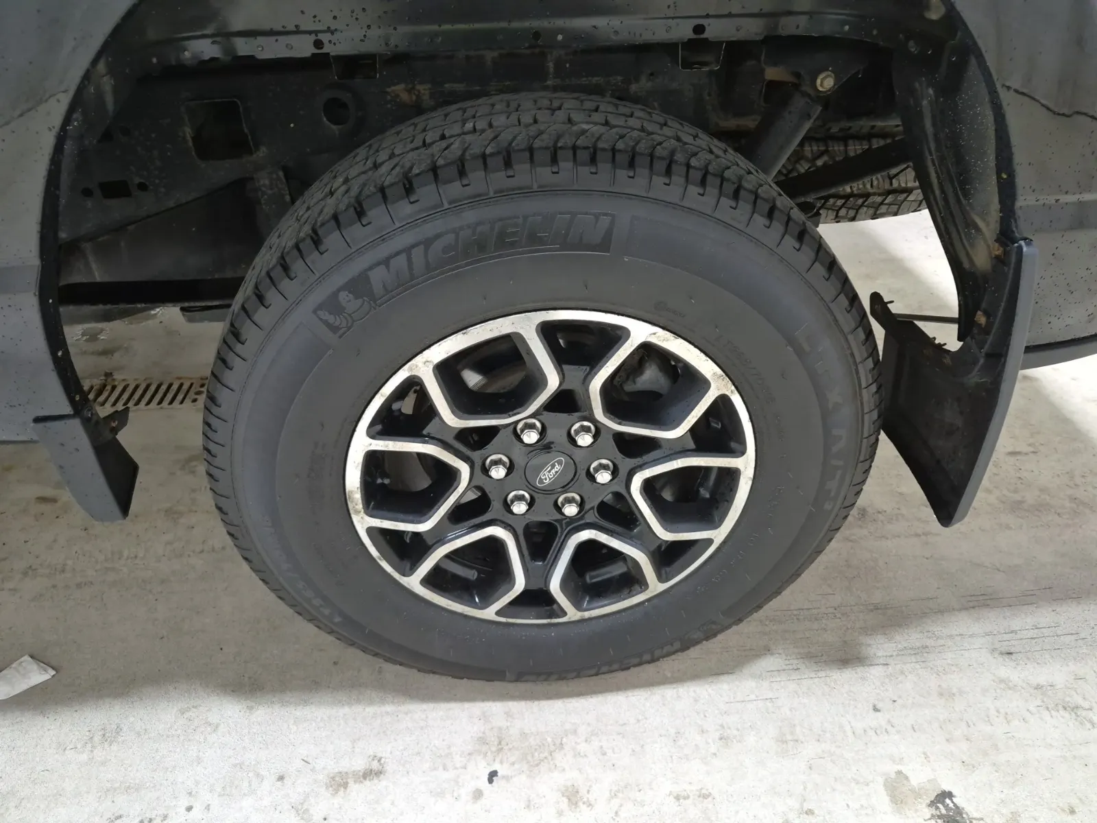 Left Rear Wheel/Tire Photo